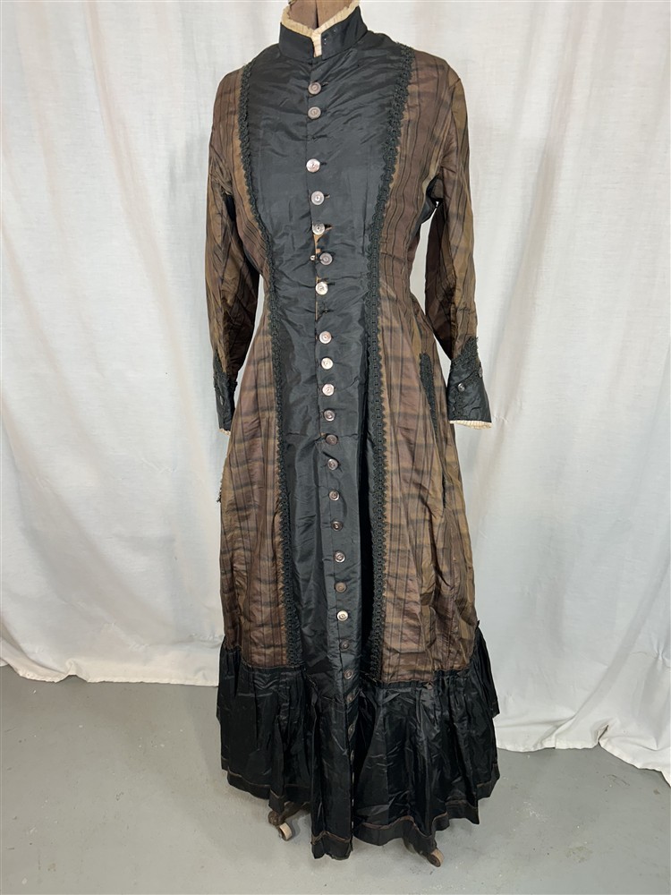 antique dress wrapper pre Civil War brown plaid bust 38 drop shoulder 1850