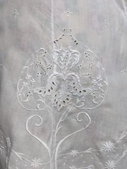 VICTORIAN 19TH CENTURY WHITE LINEN SKIRT WITH RICH SNAPDRAGON HAND EMBROIDERY
