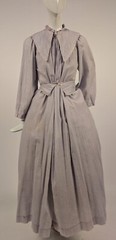 VICTORIAN 19TH C PRINT CALICO DRESS W OVERSIZED COLLAR + WATTEAU REAR