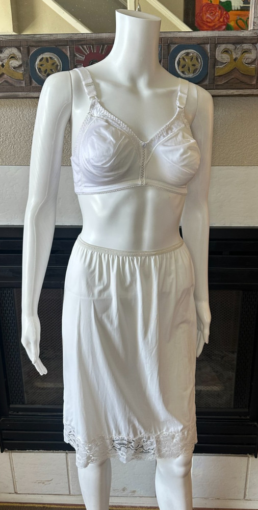 VTG Lace Nylon full coverage White Bra Sz 36C RN 15763