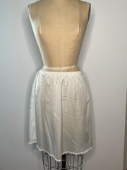 VTG WARNER’S PERFECT MEASUREMENTS*SOFT WHITE NYLON HALF SLIP LACE TRIM*L