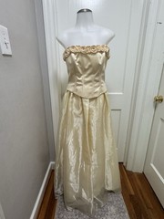 Vintage Roberta Gown 9/10 Yellow Gold Rosette Strapless Organza Prom Ballgown