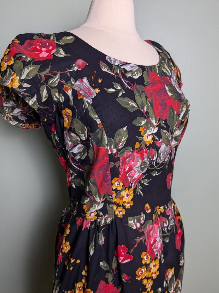 Vintage 80s Does 50s Rose Print Cotton Wiggle Dress Hepburn Button Down Back
