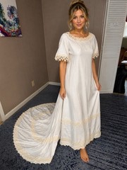 Vintage 1960’s Wedding Dress Scoop Neck Daisy Lace Trim And Train Sz 8