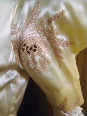 1940s FRENCH SATIN EMBROIDERED DRESSING GOWN WITH TRAIN & PUFFED SLEEVES XS P