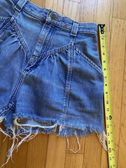 Vtg 80s Lee high waisted denim shorts womens size 7 pleated retro 25 waist SMALL