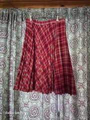 1970s Queen Casuals Plaid Accordion Pleat Midi Skirt | Red, Cream, Black Retro