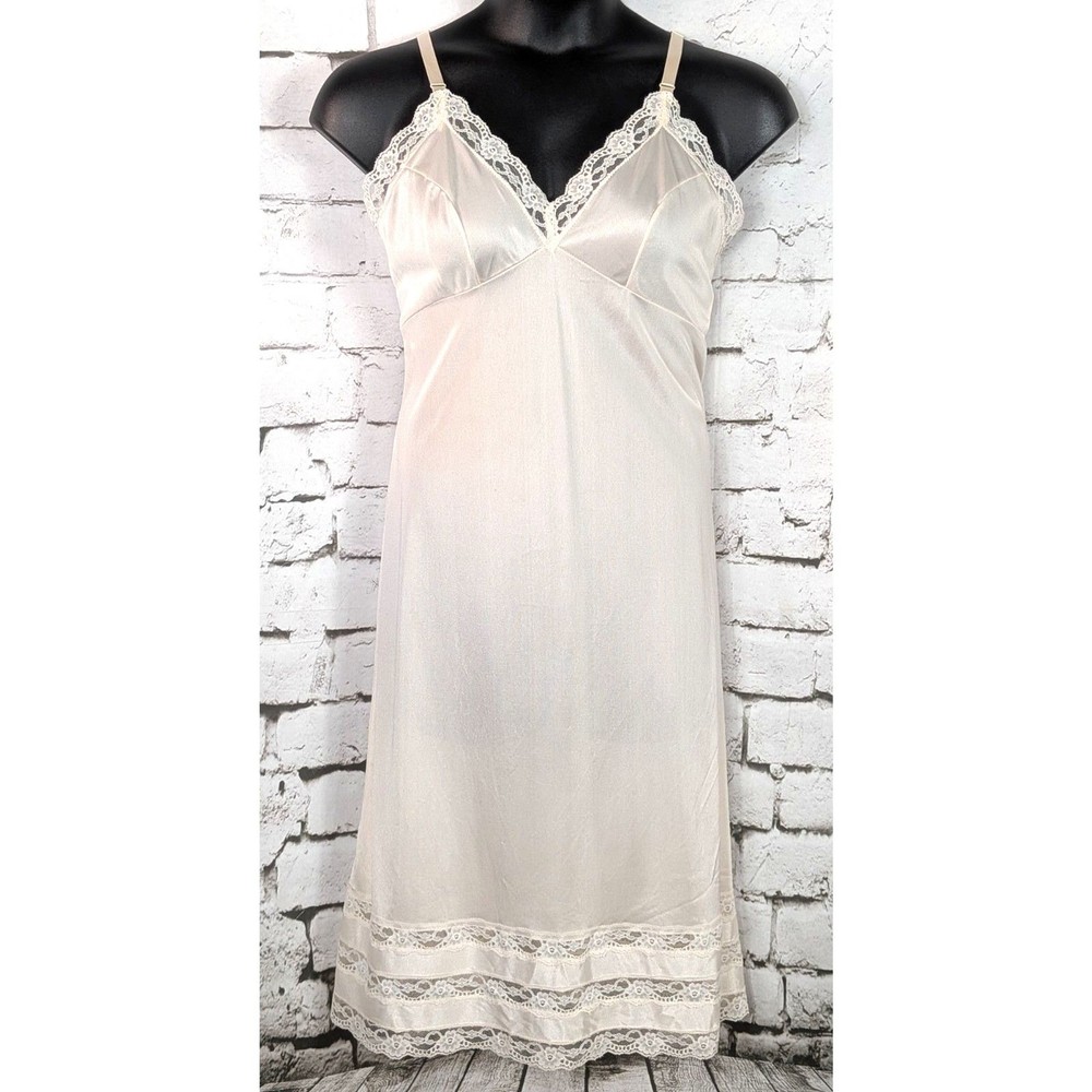 VINTAGE MOVIE STAR Shiny Stretch Satin Nylon Lace Slip Glamour Feminine Size 44
