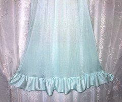 Med.”Starlight” Vintage,babydoll nightgown,silky soft nylon,v-cut,ruffle hem,