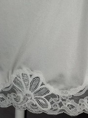 VTG SILKY NYLON SHIMMERY BOMBSHELL FLOWER WIDE LACE PINCH PLEAT BODICE 36/38″