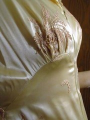 1940s FRENCH SATIN EMBROIDERED DRESSING GOWN WITH TRAIN & PUFFED SLEEVES XS P