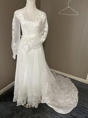 1960’s Vintage Wedding Gown Regal Neckline Delicate Lace Petite XS