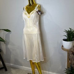 Vintage Fairycore 70s Maidenform Slip NWT White Lace Full Slip 32A Small Lounge