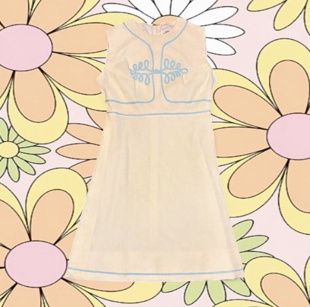 TRUE Vintage 1960s Eggshell White Embroidered Mini Shift Dress Size XS