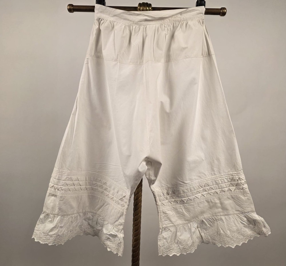 VICTORIAN 19TH C WHITE LINEN BLOOMERS W UNUSUAL SAWTOOTH PLEAT DETAILS + EYELET