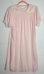 VTG 60’S DEENA PINK BUTTON FRONT LACE PLEATED A-LINE ROBE HOUSE COAT NIGHTGOWN*M