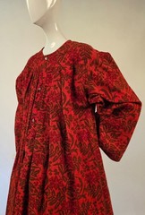 VICTORIAN 19TH C RED + BLACK FLORAL PRINT FLANNEL BUSTLE WRAPPER DRESS