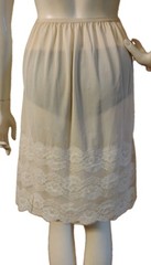 VTG 60-70’s “Deena Fine Lingerie” Nude with 3-Tiers of Floral Lace Half Slip M