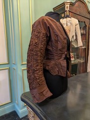 1860’S BROWN SILK TAFFETA BODICE W RUCHED SLEEVES + BUSTLE REAR