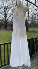 GILEAD NYLON OFF WHITE LINGERIE GOWN LACE DETAIL SIZE SMALL VINTAGE LINGERIE