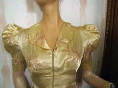 1940s FRENCH SATIN EMBROIDERED DRESSING GOWN WITH TRAIN & PUFFED SLEEVES XS P