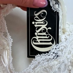CHristies white lace garter belt size it2 / S