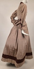 POST CIVIL WAR 1860’S GRAY BOMBAZINE + SILK DRESS W BOW TRIMMED FRONT