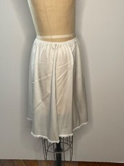 VTG WARNER’S PERFECT MEASUREMENTS*SOFT WHITE NYLON HALF SLIP LACE TRIM*L