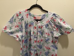 VTG Carriage Court Snap House Robe Sz L Blue Pink Floral Short Sleeve