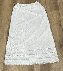KAYSER Women’s Half Slip Medium Beige Side Slit Lace Trim Maxi 37.5″ Long Vtg