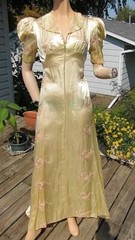 1940s FRENCH SATIN EMBROIDERED DRESSING GOWN WITH TRAIN & PUFFED SLEEVES XS P
