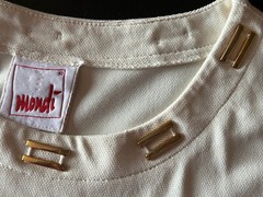 Vintage MONDI Designer 1980’s Cream Form-Fitting Stretchy Tee with Gold Bars