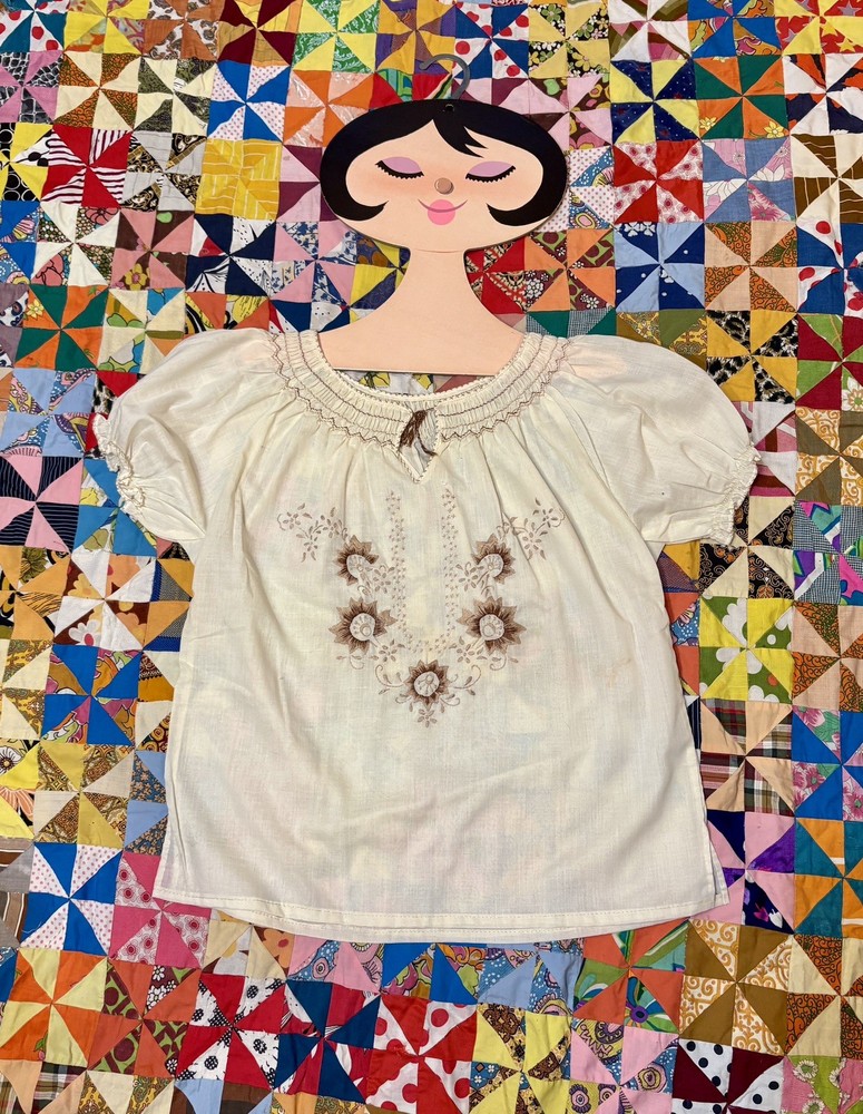 Vintage cream peasant blouse with flower embroidery. 60’s 70’s Boho Hippie
