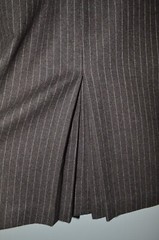 Vintage Women’s Wool Single Pleat Skirt Brown Pinstripe Lined 26″ Waist 27″ Long