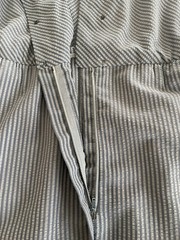 40s-50s GREY STRIPED SEERSUCKER FITTED DAY DRESS W LUCITE GOLD FLECK BUTTON M- L