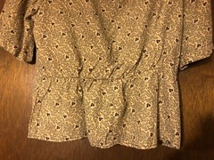 Women’s Size M/ L rayon 22″ Long waist 32″ chest 21″ shoulder pads Blouse 1980