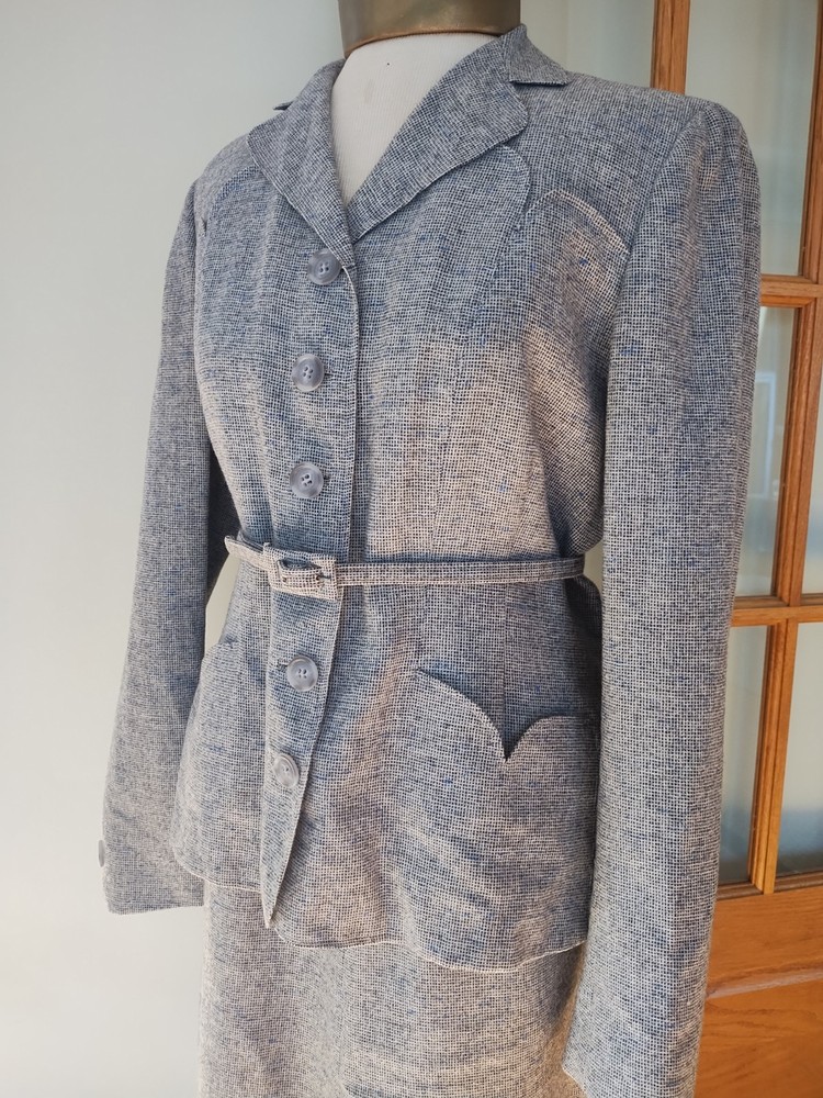 1940’s DAVIDOW Paris London New York woman’s 2 piece suit W: 29″ B: 38″ – 40″