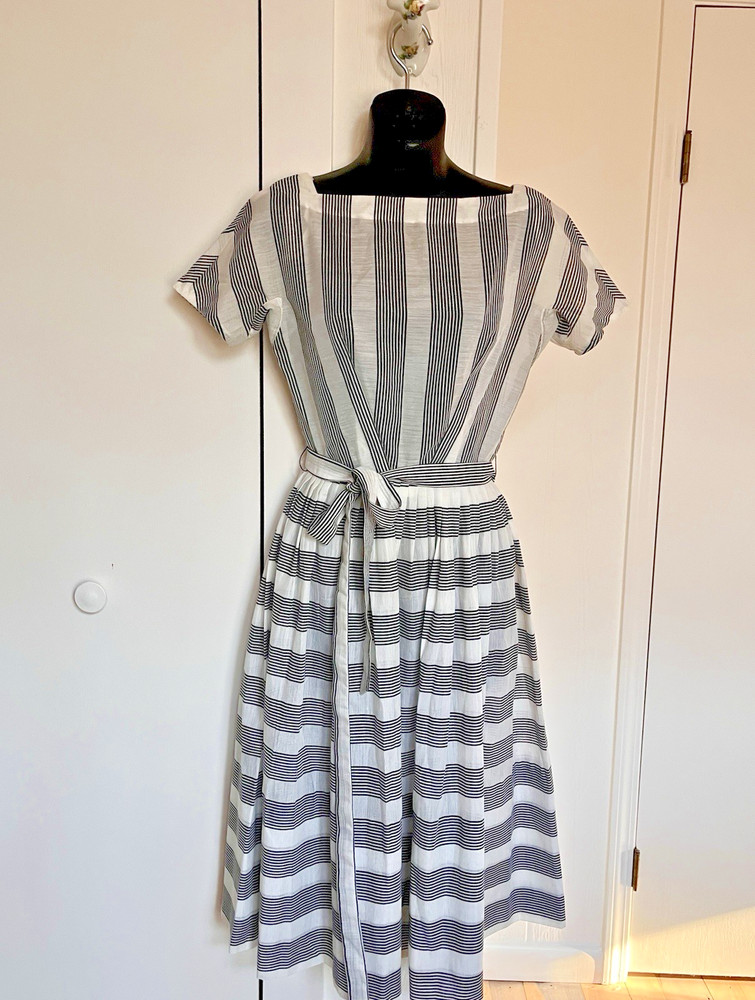L’Aiglon Vintage 1960s Summer Stripe Dress Pleated Belted Mod Tailored Size 4