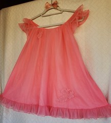 VTG ARMETiS PiNK NYLON CHiFFON BABYDOLL NiGHTGOWN W/RUFFLES & FLUTTER SLEEVES