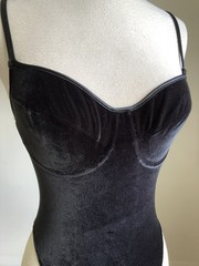 STUNNING NWOT VTG VICTORIA’S SECRET Black Velvet Thong Teddy Romper Lingerie 36B