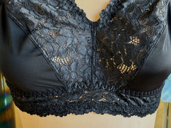BREEZIES Size Medium Black Lace Detail Molded Cup Wire Free Bralette #A307831