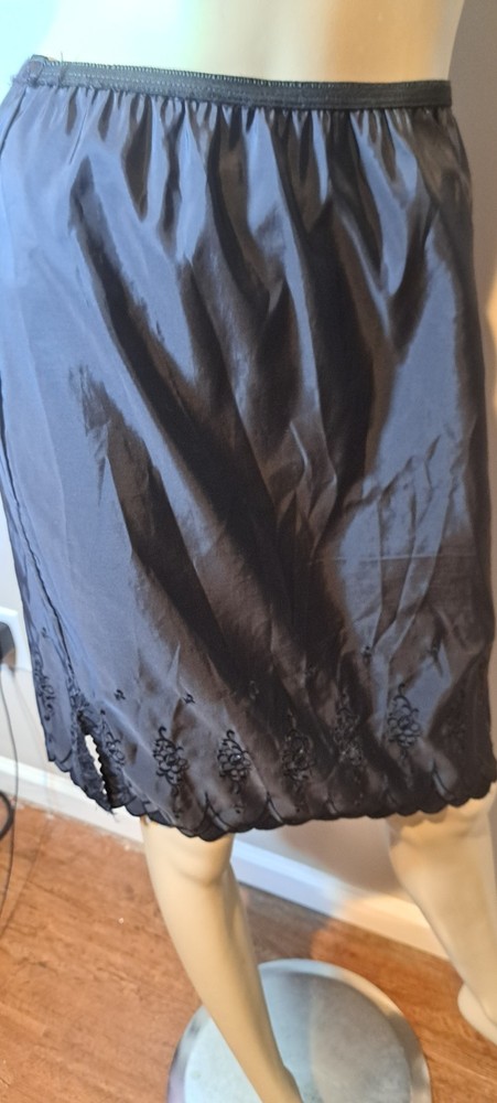 Vtg Black Half Slip Seamprufe Stiff Swishy Taffeta Embroidered Trim Hem Small S