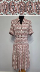 Vintage 1940s Pink Buddha Stained Glass Novelty Print Dress (B-39″ W-30″ H-38″)