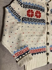 VINTAGE 60s 70s 45″ HAND KNITTED FAIR ISLE CARDIGAN SWEATER, Ivory, Blue, Red