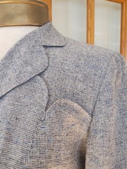 1940’s DAVIDOW Paris London New York woman’s 2 piece suit W: 29″ B: 38″ – 40″