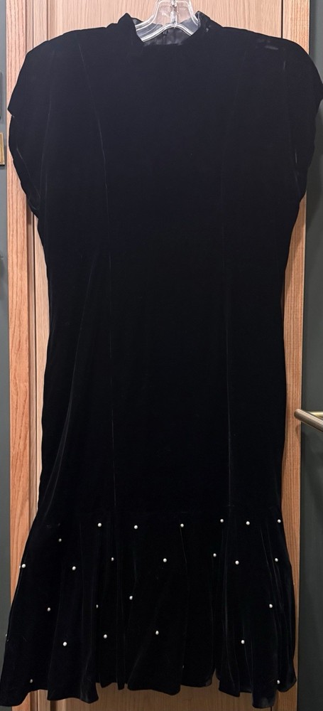 Vintage Women’s Elegant Black Velvet Dress W/Crenelin Skirt & Pearls party fun