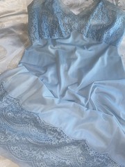 VTG SILKY Nylon VAN RAALTE BLUE DRESS SLIP 9″ LACE COQUETTE BOMBSHELL GLAM 36