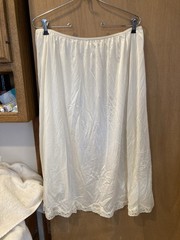 Vintage Mel-Lin 1/2 Slip Ivory Lace Hem 26/28 Waist 32/42 Length 32”