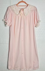 VTG 60’S DEENA PINK BUTTON FRONT LACE PLEATED A-LINE ROBE HOUSE COAT NIGHTGOWN*M