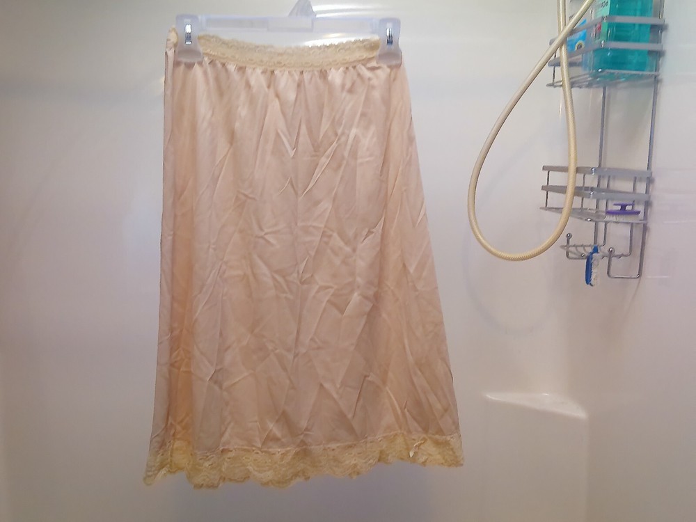 VINTAGE HALF SLIP BEIGE SCALLOPED LACE AT WAIST & HEM ELASTIC WAIST-22 “/24″LONG